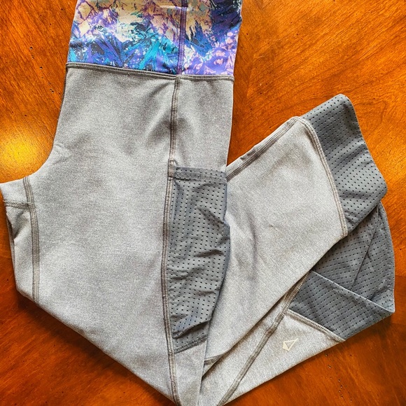 Ivivva Other - Ivivva by Lululemon Girl’s size 14 Capri Tights